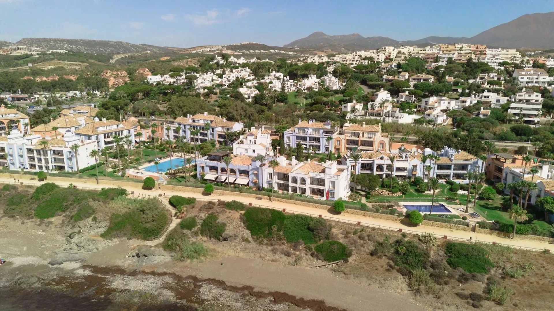 Apartment, With Private Terrace And In Beachfront Urbanization With Heated Pool, In Casares Costa Appartamento