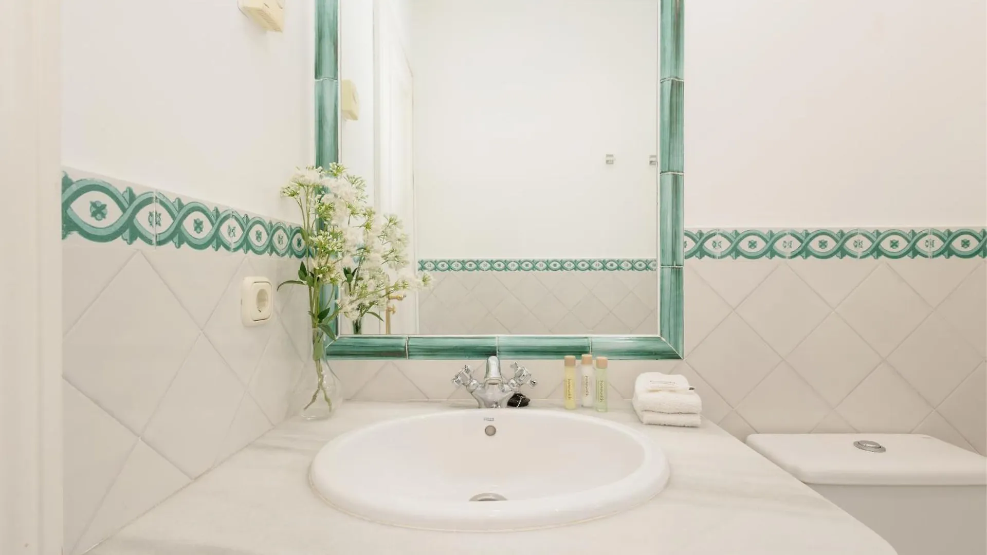 Apartment, With Private Terrace And In Beachfront Urbanization With Heated Pool, In Casares Costa Appartamento