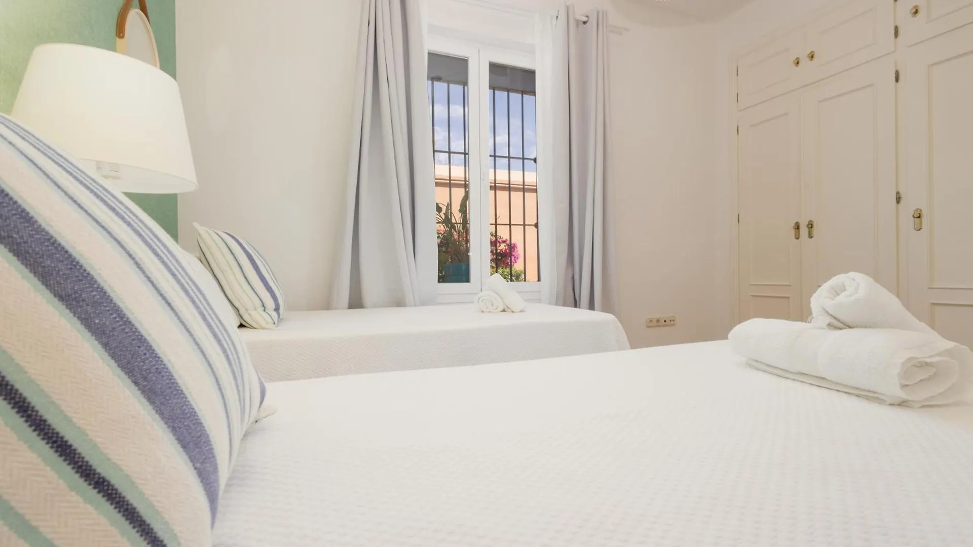 Apartment, With Private Terrace And In Beachfront Urbanization With Heated Pool, In Casares Costa Appartamento