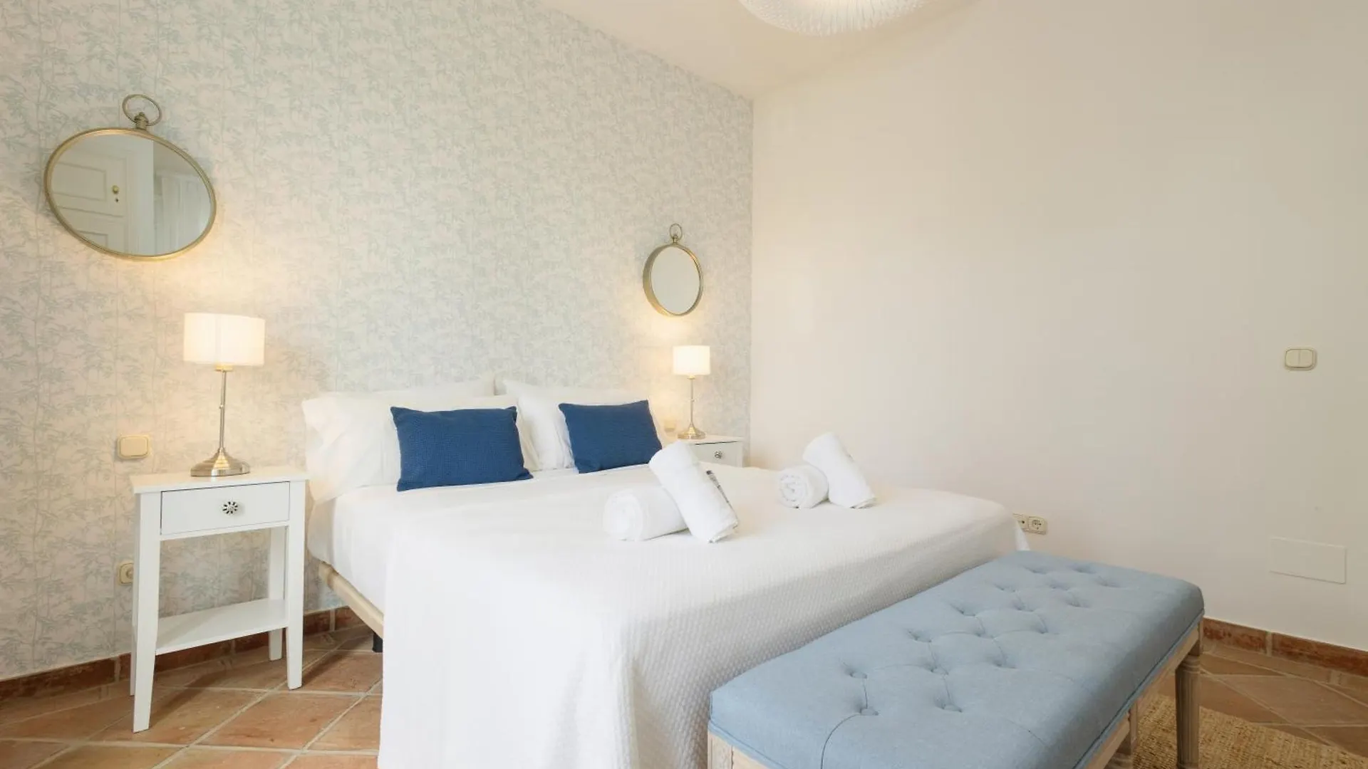 Apartment, With Private Terrace And In Beachfront Urbanization With Heated Pool, In Casares Costa Appartamento