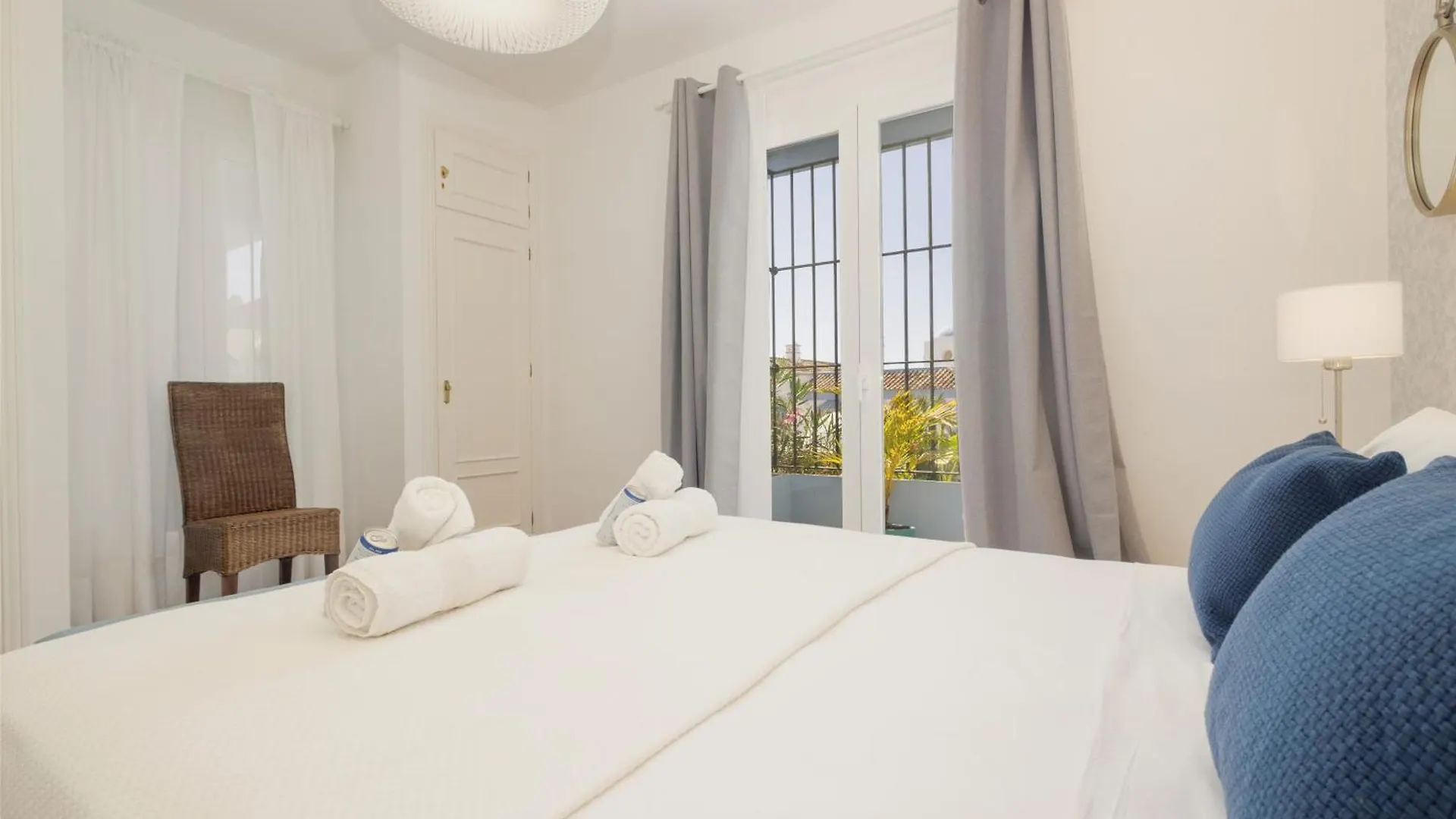 Apartment, With Private Terrace And In Beachfront Urbanization With Heated Pool, In Casares Costa Appartamento